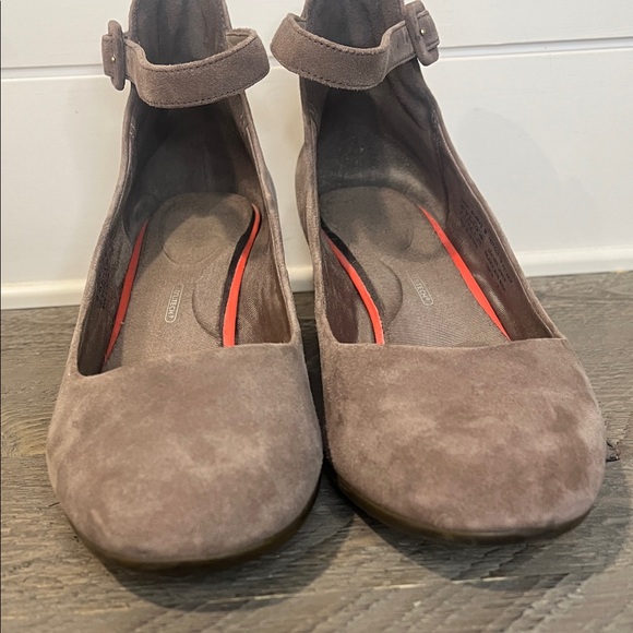 ROCKPORT Taupe suede/nubuck Novalie ankle strap pump. Comfort brand! Size 10 - Picture 4 of 8